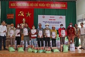 《西貢解放報》為貧困同胞贈醫施藥