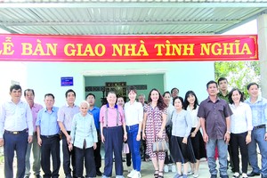 華企建贈情義屋給革命有功者