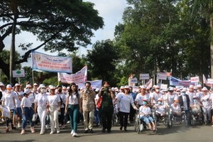 約 5000 人參加慈善徒步活動