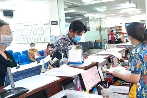 民眾在社保機關辦理手續。