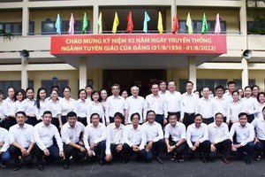 市委書記阮文年與市宣教部門領導幹部合影。