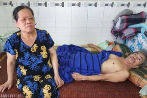 瑪麗與臥床的丈夫楊光俊。