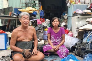 盧日蓮與丈夫在家進行廢料分類。