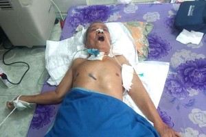 陳文煌中風後臥床不起。