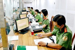 PA08科幹部在接收辦理卷宗。