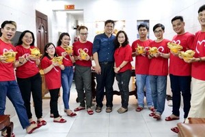 參加“出花園”儀式的學員身穿大紅新衣服、腳穿上紅木屐與陳志明和林桂玲老師合照留念。