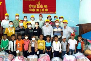 培德精舍代表團與福勝小學學生合照。