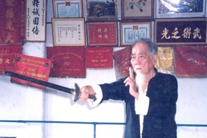 鄧西師傅表演功夫。