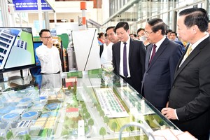 政府副總理黎文成參觀廢水處理系統模型。