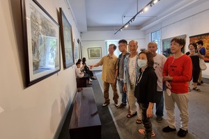 華人畫家前往參觀畫展。
