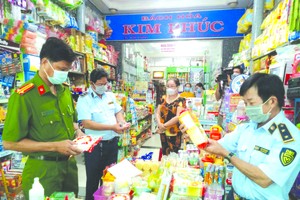 市場管理隊檢查商販標價事宜。