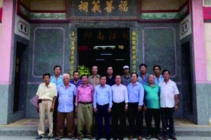 本市二府、溫陵、霞漳、三山會館 代表在福建義祠前合照。