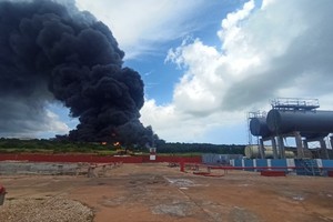 古巴一儲油基地發生火災