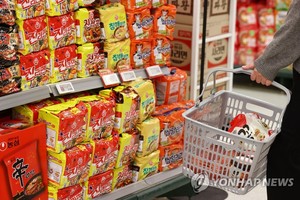 首爾一家大型超市貨架上擺滿了方便麵。。圖源：互聯網