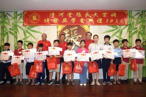 張敬明理事長和張興盛、張文榮 常值副理事長向優秀子弟頒獎。