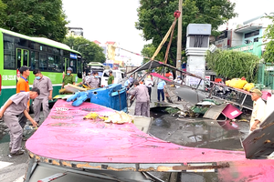 蓮潭公園拱門倒塌