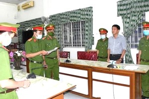 茶榮省公安向衛生廳副廳長陳得青宣讀執行扣押令