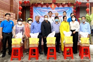 第八郡、第十六坊祖國陣線委員會主席 與慈善會館各理事向窮人發送禮物。