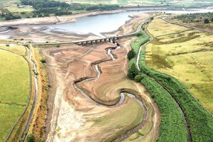 7月21日，英國格洛索普，航拍顯示Woodhead水庫的河床裸露，格洛索普夏季水位下降。
