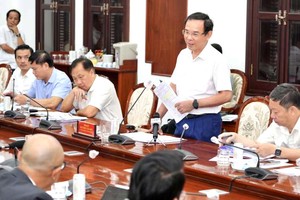 市委書記阮文年與本市足球俱樂部代表交流。