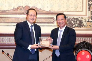 市人委會主席潘文邁向陳詩龍部長贈送紀念品。