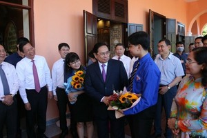 黨、國家和本市領導祝賀榮獲加入黨行列的高中學生。