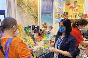 越南商務司長武氏翠在香港向遊客推介 越南特產。
