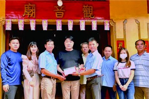 和鼎隆公司董事長簡智明（左四）向清平觀音廟及華文學校捐贈經費。