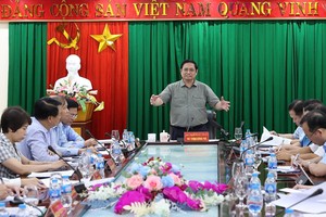 政府總理范明政與河北化工原料與氮肥股份公司舉行會議。