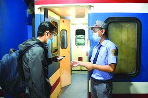 火車站人員在檢查車票。