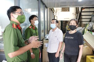 守德市三平公安向結合經營的住房宣傳消防規定。