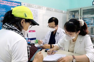 平盛郡第二十二坊醫療站的醫生正在給患者諮詢。