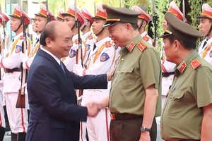 國家主席阮春福會見公安部經濟安寧局將領。