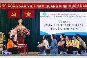 華人婦女陳錦娥參加演小品。