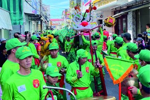青龍“吉祥物”遊行吸引眾人圍觀。