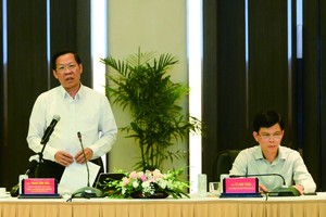 市人委會主席潘文邁會上發言。