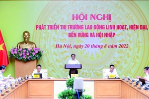 政府總理范明政會上致辭。