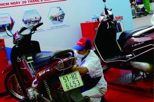 華企祥源公司人員為地方清寒者換機油。