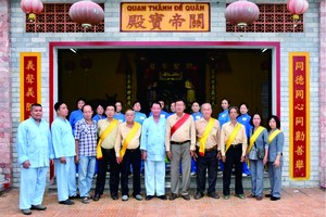 同義堂理事會與慶雲南院法事組於同義堂 “關帝寶殿”前留影。