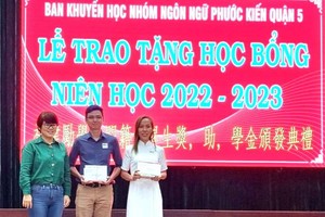 第五郡人委會主席張明嬌頒助學金給碩士畢業生。