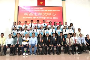 校董、師長與畢業生留影。