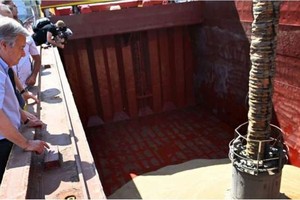 聯合國秘書長古特雷斯看著穀物被裝上庫布羅斯力伊號輪船。