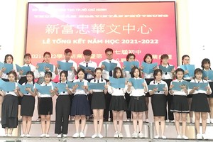 學生高唱畢業歌。