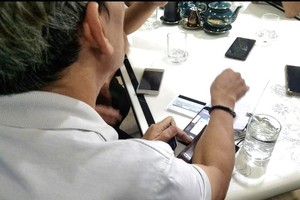 梅春丁陳述自己被騙的事情。