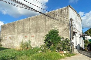 房子的一半在杜克武的土地上建設。