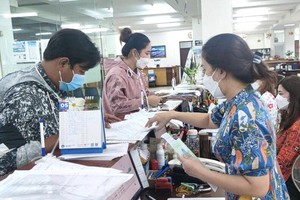 民眾在市社保機關辦理手續。