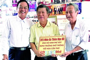 土龍木天后宮理事長代表向芹苴 越華學校董事會代表移交１億元。