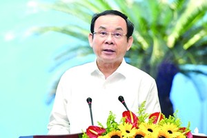 市委書記阮文年對出席會議代表表示歡迎。