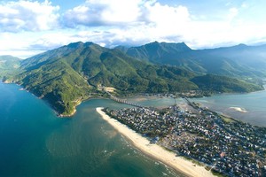 從高處眺望陵姑灣。