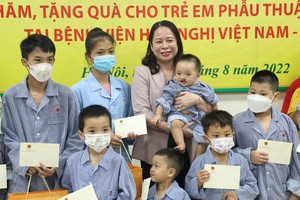 國家副主席看望笑靨手術少兒